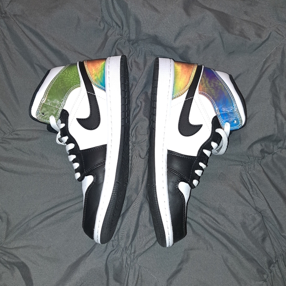 Nike Air Jordan 1 SE Mid Heat Reactive - Color Change - Picture 2 of 6